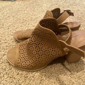 Peep toe stacked heel